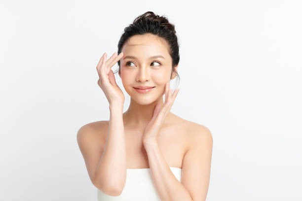 facial ice bath, manfaat es batu untuk wajah, perawatan wajah viral, morning skincare, tips wajah segar, Hailey Bieber beauty routine, rutinitas pagi ibu muda